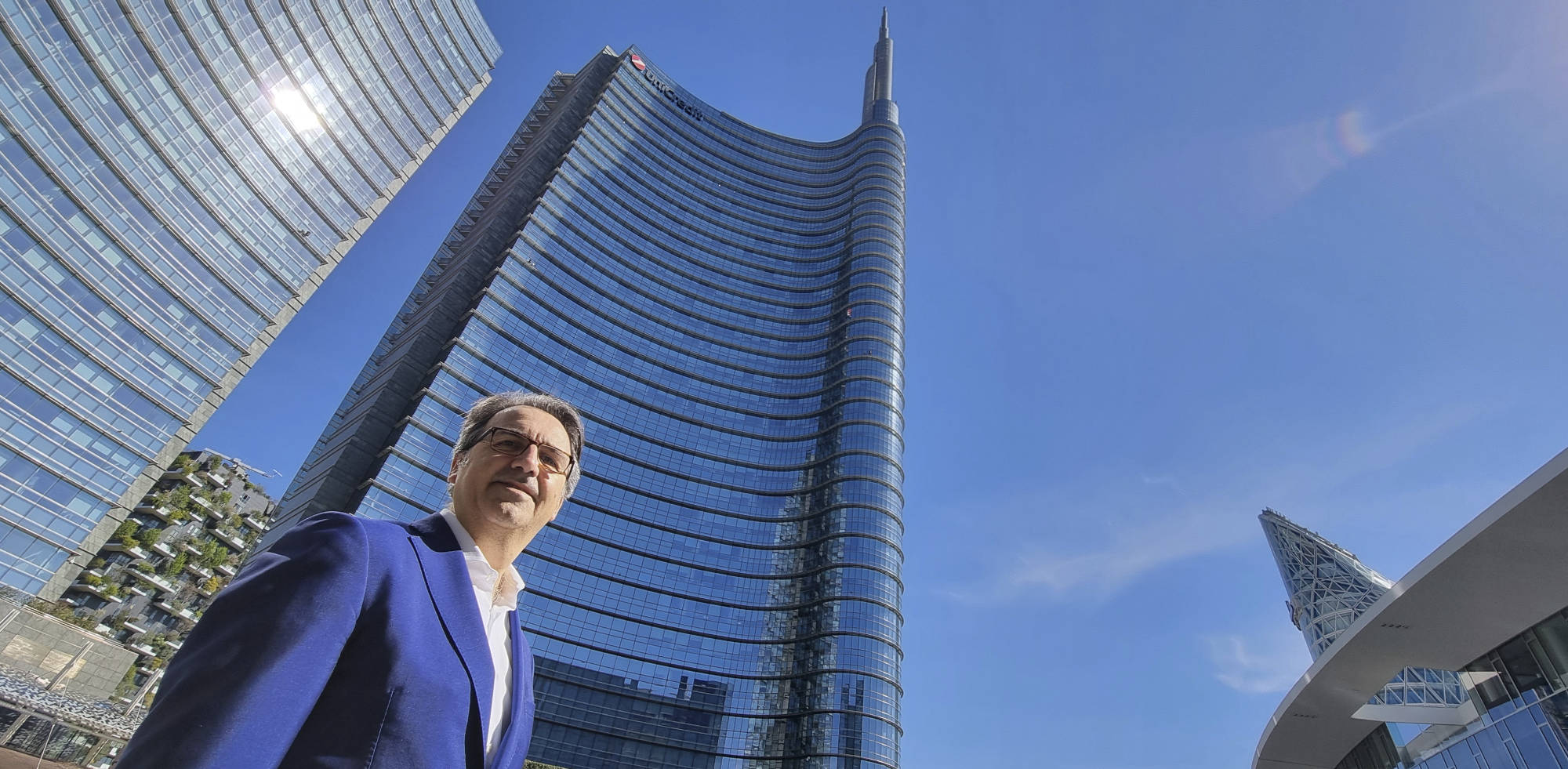 Franco Zullo davanti ai grattacieli di Porta Nuova a Milano